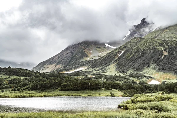 俄罗斯堪察加半岛绿色平原和湖泊的火山景观 — 图库照片