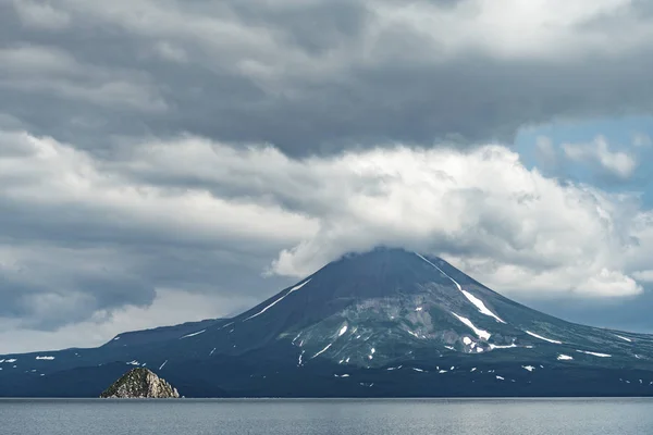 Θέα στο ηφαίστειο Kuril. Και η λίμνη Κουίλ, Χερσόνησος Καμτσάτκα, Ρωσία Εικόνα Αρχείου