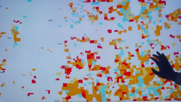 Los científicos miran Covid-19 mapa de los EE.UU. en el ordenador — Vídeos de Stock