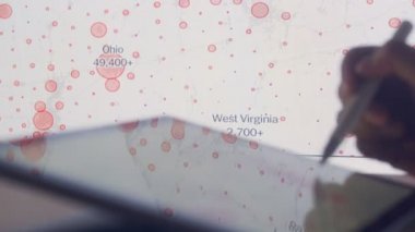 Bilim adamları bilgisayarda ABD 'nin Covid-19 haritasına bakıyorlar.