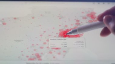 Bilim adamları bilgisayarda ABD 'nin Covid-19 haritasına bakıyorlar.