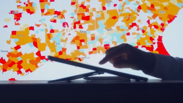 Ученые смотрят на карту США Ковид-19 на компьютере — стоковое видео
