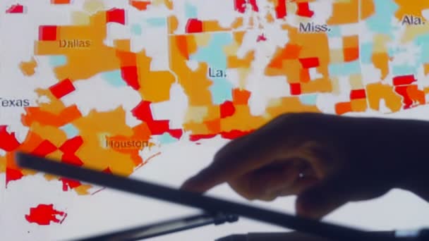 Los científicos miran Covid-19 mapa de los EE.UU. en el ordenador — Vídeo de stock