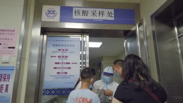 Xian, Shaanxi, China, Julho 07, 2020. Toalhete de garganta no hospital — Vídeo de Stock