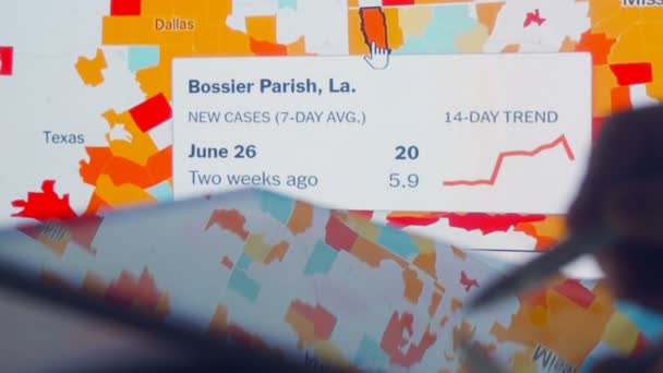 Les scientifiques regardent Covid-19 carte des États-Unis sur ordinateur — Video