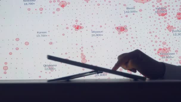 Los científicos miran Covid-19 mapa de los EE.UU. en el ordenador — Vídeo de stock