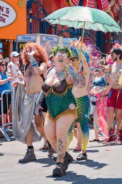 Brooklyn, Ny - Haziran 16: 36 yıllık yaz olay, Coney Island Mermaid Parade 2018.