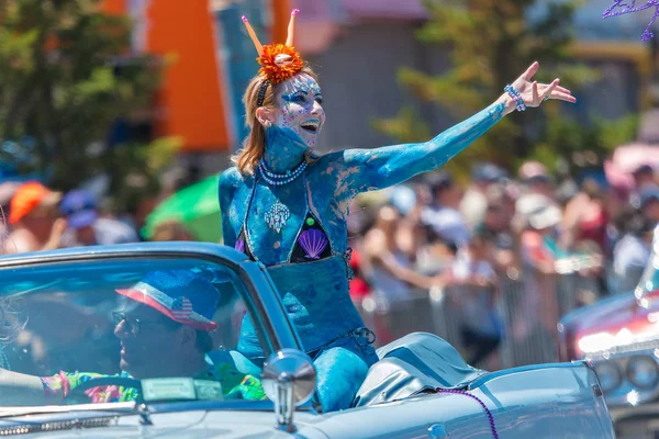 Brooklyn, Ny - Haziran 16: 36 yıllık yaz olay, Coney Island Mermaid Parade 2018.