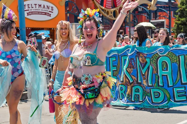 Brooklyn Czerwca Coroczne Letnie Imprezy Coney Island Mermaid Parade 2018 — Zdjęcie stockowe