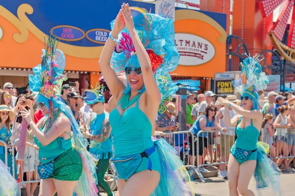 Brooklyn, Ny - Haziran 16: 36 yıllık yaz olay, Coney Island Mermaid Parade 2018.