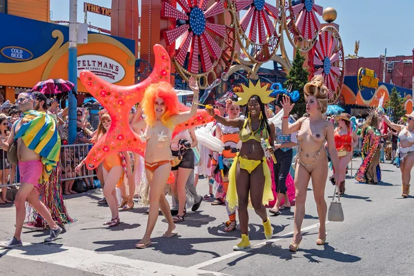 Brooklyn Czerwca Coroczne Letnie Imprezy Coney Island Mermaid Parade 2018 — Zdjęcie stockowe