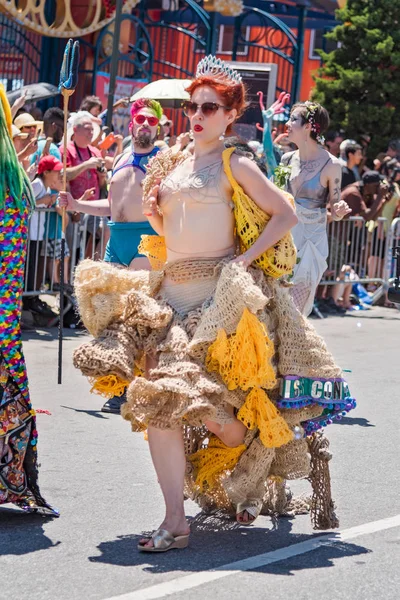 Бруклын Нью Йорк Июня Ежегодное Летнее Событие Парад Русалок Кони — стоковое фото