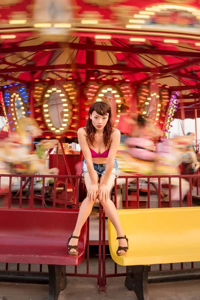 Atrakcyjna Dziewczyna Chiński Chłodzenie Karnawał Brooklyn Usa — Zdjęcie stockowe