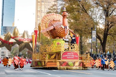 New York, Ny - 22 Kasım 2018: 92 yıllık Macy's Şükran günü geçit töreni soğuk havalarda Manhattan sokaklarında