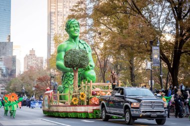 New York, Ny - 22 Kasım 2018: 92 yıllık Macy's Şükran günü geçit töreni soğuk havalarda Manhattan sokaklarında