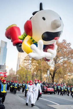 New York, Ny - 22 Kasım 2018: 92 yıllık Macy's Şükran günü geçit töreni soğuk havalarda Manhattan sokaklarında