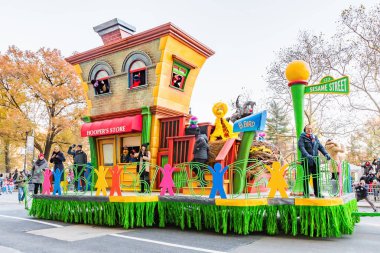 New York, Ny - 22 Kasım 2018: 92 yıllık Macy's Şükran günü geçit töreni soğuk havalarda Manhattan sokaklarında