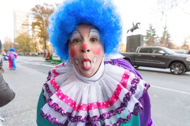 New York, Ny - 22 Kasım 2018: 92 yıllık Macy's Şükran günü geçit töreni soğuk havalarda Manhattan sokaklarında