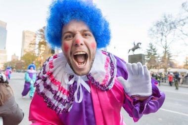 New York, Ny - 22 Kasım 2018: 92 yıllık Macy's Şükran günü geçit töreni soğuk havalarda Manhattan sokaklarında