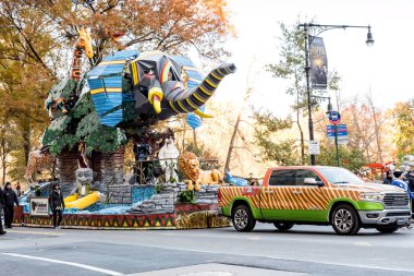 New York, Ny - 22 Kasım 2018: 92 yıllık Macy's Şükran günü geçit töreni soğuk havalarda Manhattan sokaklarında