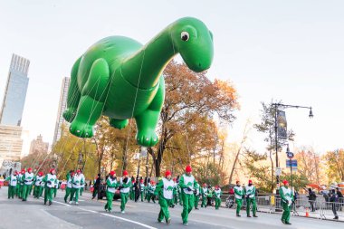 New York, Ny - 22 Kasım 2018: 92 yıllık Macy's Şükran günü geçit töreni soğuk havalarda Manhattan sokaklarında