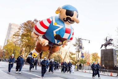 New York, Ny - 22 Kasım 2018: 92 yıllık Macy's Şükran günü geçit töreni soğuk havalarda Manhattan sokaklarında