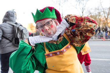New York, Ny - 22 Kasım 2018: 92 yıllık Macy's Şükran günü geçit töreni soğuk havalarda Manhattan sokaklarında