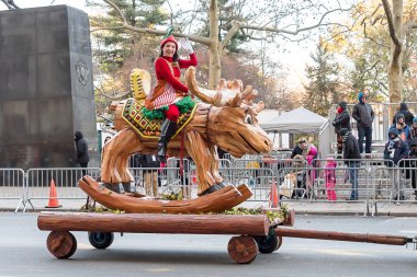 New York, Ny - 22 Kasım 2018: 92 yıllık Macy's Şükran günü geçit töreni soğuk havalarda Manhattan sokaklarında