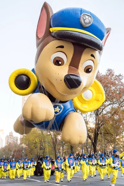 New York, Ny - 22 Kasım 2018: 92 yıllık Macy's Şükran günü geçit töreni soğuk havalarda Manhattan sokaklarında