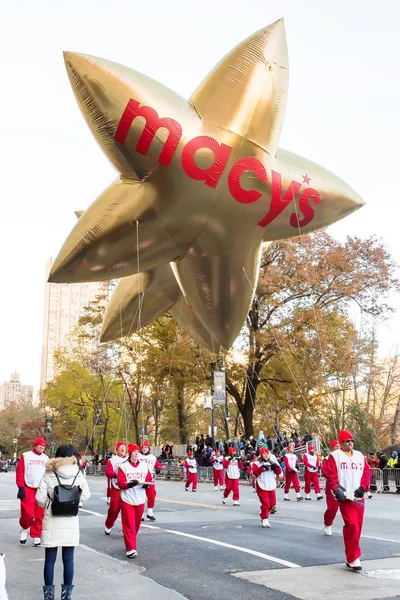 New York, Ny - 22 Kasım 2018: 92 yıllık Macy's Şükran günü geçit töreni soğuk havalarda Manhattan sokaklarında