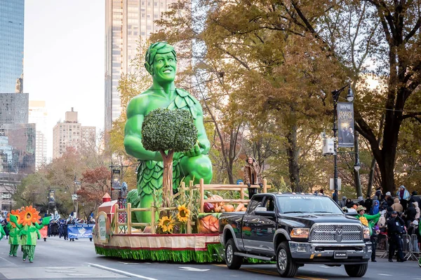 New York, Ny - 22 Kasım 2018: 92 yıllık Macy's Şükran günü geçit töreni soğuk havalarda Manhattan sokaklarında