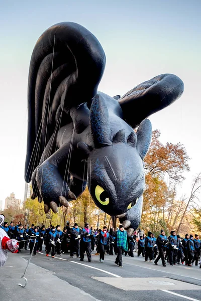 New York, Ny - 22 Kasım 2018: 92 yıllık Macy's Şükran günü geçit töreni soğuk havalarda Manhattan sokaklarında