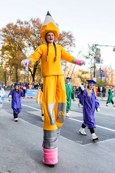2018年11月22日 在寒冷的天气中 在曼哈顿街头举行第92届梅西感恩节游行 — 图库照片