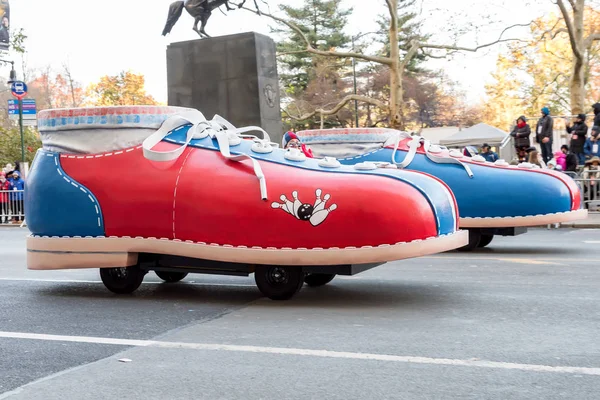 New York, Ny - 22 Kasım 2018: 92 yıllık Macy's Şükran günü geçit töreni soğuk havalarda Manhattan sokaklarında