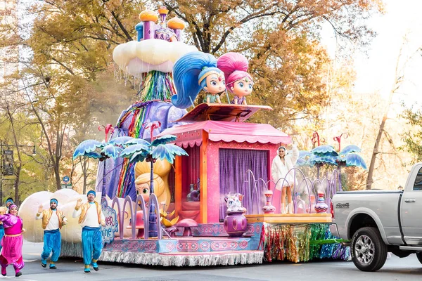 New York, Ny - 22 Kasım 2018: 92 yıllık Macy's Şükran günü geçit töreni soğuk havalarda Manhattan sokaklarında