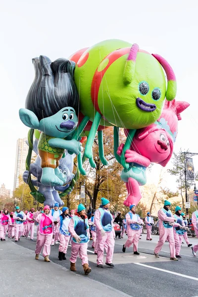 New York, Ny - 22 Kasım 2018: 92 yıllık Macy's Şükran günü geçit töreni soğuk havalarda Manhattan sokaklarında