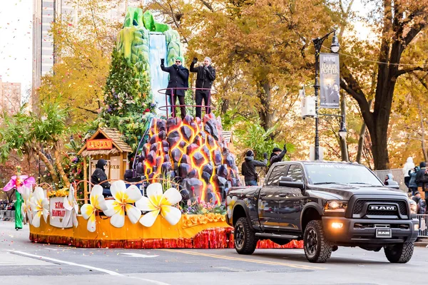 New York, Ny - 22 Kasım 2018: 92 yıllık Macy's Şükran günü geçit töreni soğuk havalarda Manhattan sokaklarında