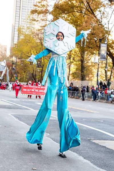 2018年11月22日 在寒冷的天气中 在曼哈顿街头举行第92届梅西感恩节游行 — 图库照片