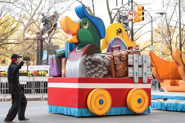 New York, Ny - 22 Kasım 2018: 92 yıllık Macy's Şükran günü geçit töreni soğuk havalarda Manhattan sokaklarında