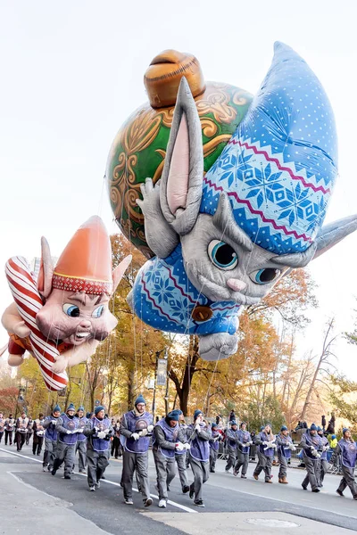 2018年11月22日 在寒冷的天气中 在曼哈顿街头举行第92届梅西感恩节游行 — 图库照片