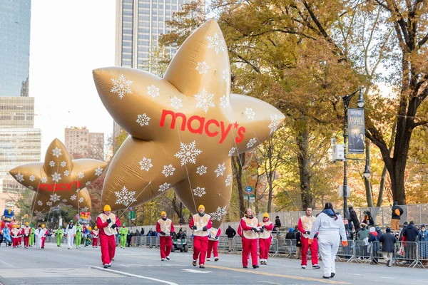 New York, Ny - 22 Kasım 2018: 92 yıllık Macy's Şükran günü geçit töreni soğuk havalarda Manhattan sokaklarında