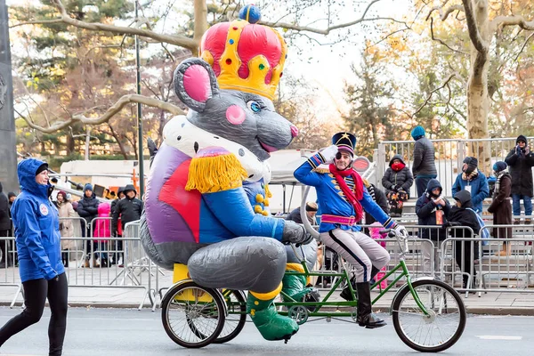 New York, Ny - 22 Kasım 2018: 92 yıllık Macy's Şükran günü geçit töreni soğuk havalarda Manhattan sokaklarında