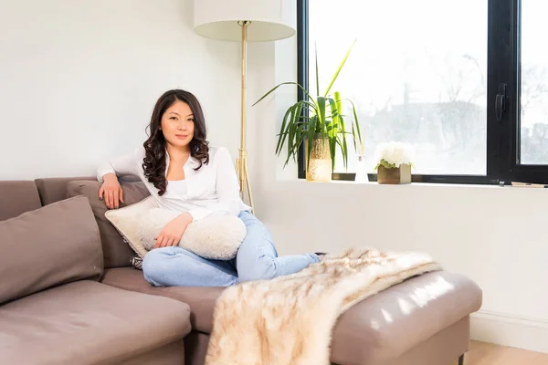 genç ve güzel kadın kanepede yatan