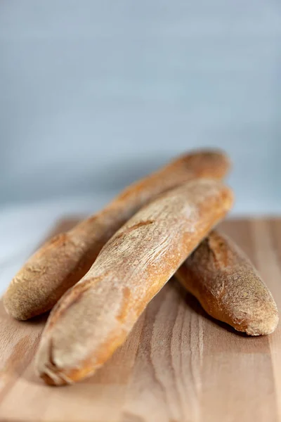 木制桌子上的新鲜面包 — 图库照片