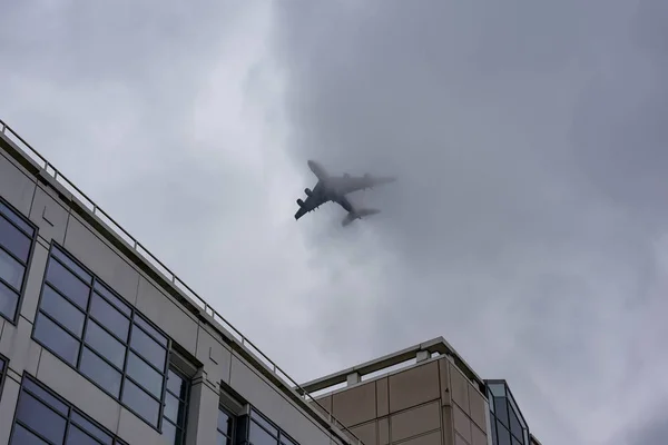 Avião Céu Acima Dos Telhados — Fotografia de Stock