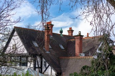 bir tuğla evin çatı