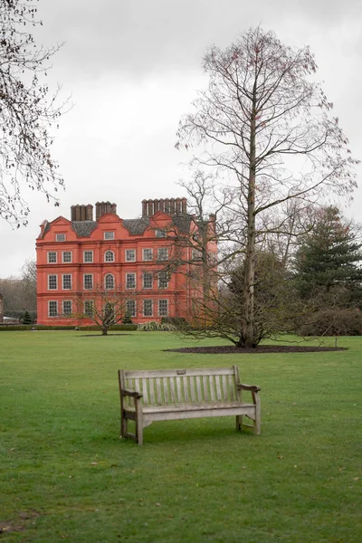 Ormanda eski tuğla ev