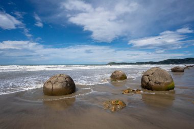 mavi bir gökyüzü arka plan üzerinde sahilde yuvarlak taşlar