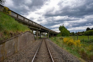 karayolu altında demiryolu