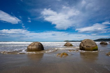 mavi bir gökyüzü arka plan üzerinde sahilde yuvarlak taşlar